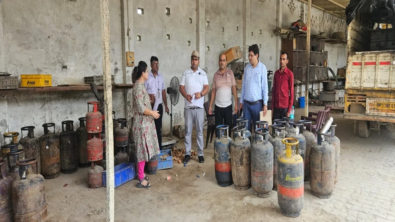 Raebareli News: अवैध गैस रिफिलिंग के कारोबार पर प्रशासन का बड़ा छापा, 40 सिलेंडर और रिफिलिंग उपकरण बरामद