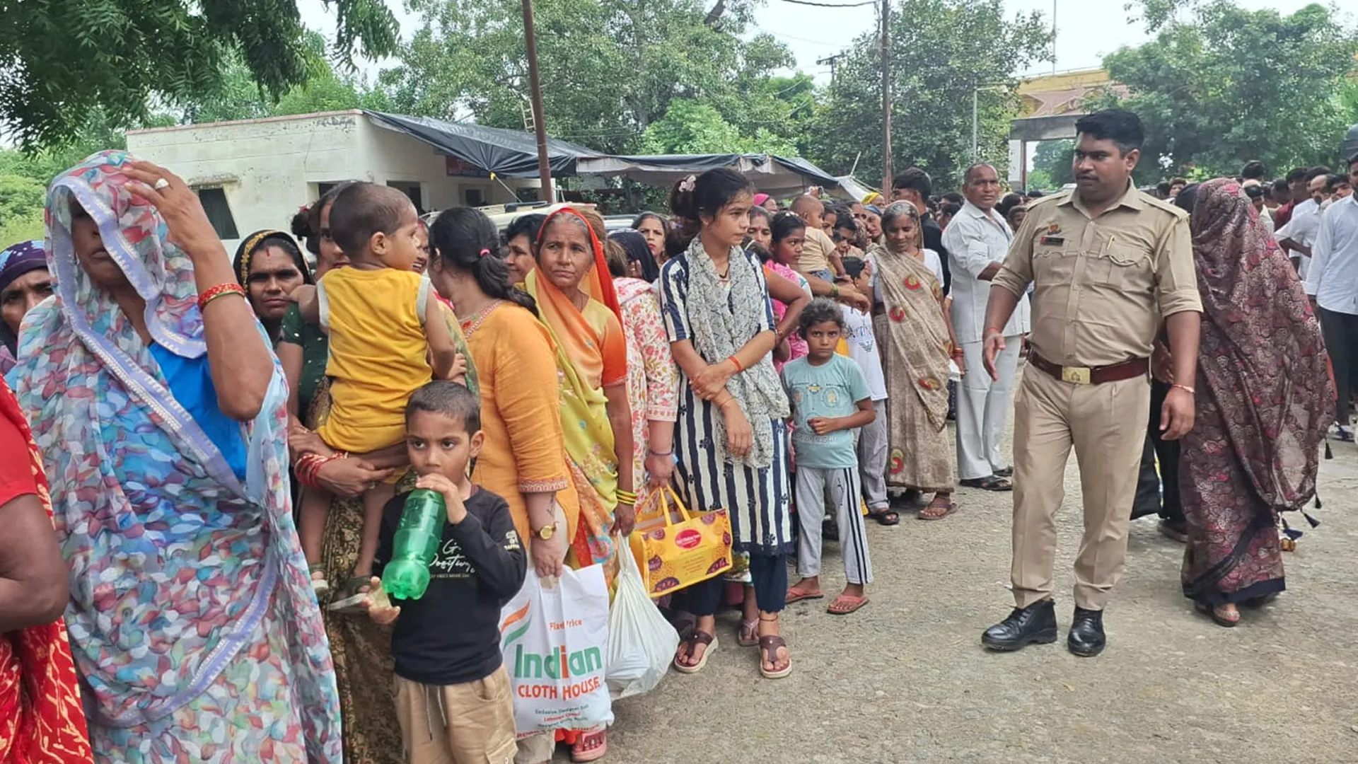 Bareilly News : रक्षाबंधन पर जेलों में उमड़ी बहनों की भीड़, भाइयों को राखी बांधते वक्त छलक पड़े आंसू