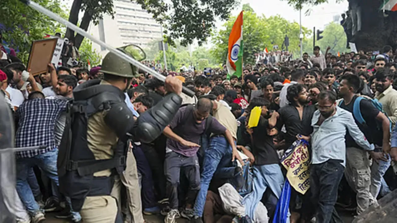 लाठी नहीं, संवाद से निकलेगा रास्ता