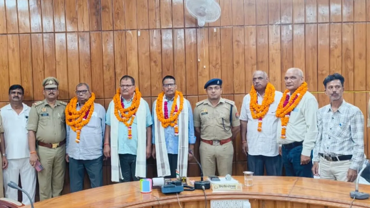 Bahraich News: पुलिस लाइन में सम्मान के साथ विदा हुए 5 पुलिसकर्मी, शॉल ओढ़ाकर और प्रशस्ति पत्र देकर किया सम्मानित