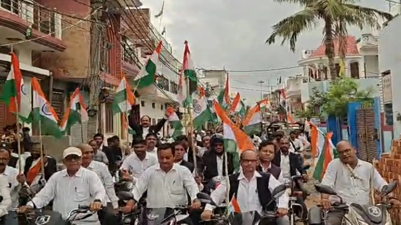 Shravasti News : तिरंगे संग सड़कों पर उतरे अधिवक्ता, ‘भारत माता की जय’ के नारों से गूंजा भिनगा, देखें Video