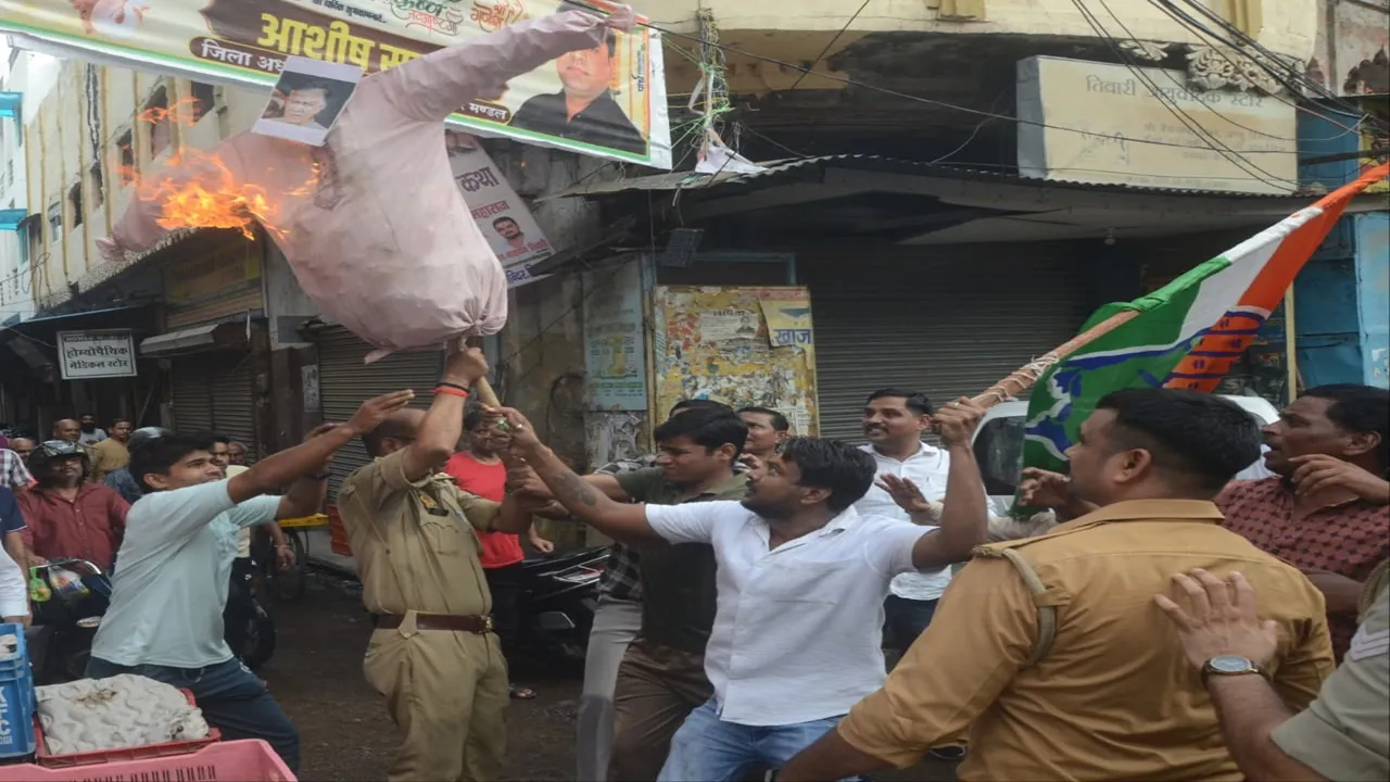 राष्ट्रगान विवाद : कोतवाली के पास पुलिस की मौजूदगी में कांग्रेसियों ने फूंका सतीश महाना का पुतला, उठाई बर्खास्तगी की मांग