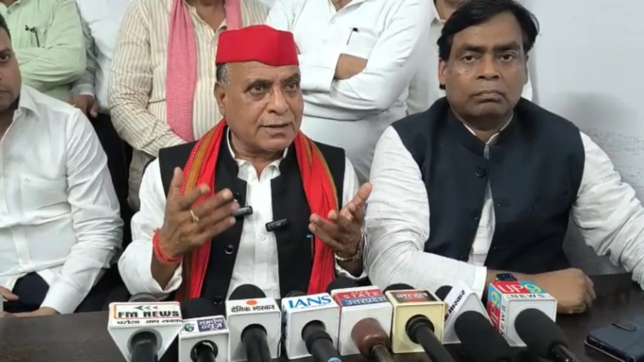Pratapgarh News : संविदाकर्मी हत्याकांड पर गरमाई सियासत, सपा नेताओं पर प्रशासन की सख्ती, पीड़ित परिवार से कराई मुलाकात 