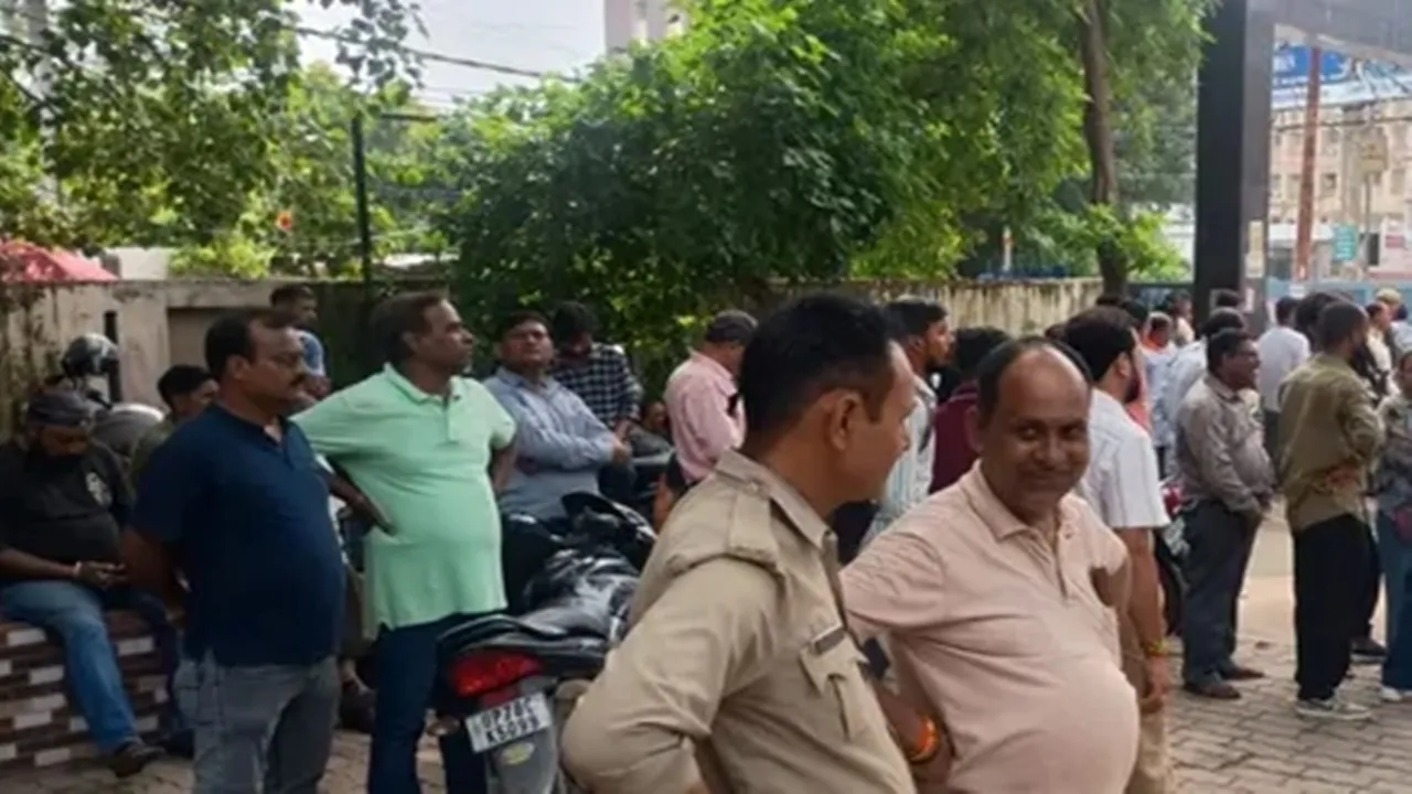 कानपुर RTO में क्राइम ब्रांच का छापा, दोनों गेट बंद कर डाली घेराबंदी; ड्रोन से निगरानी, कई दलाल हिरासत में