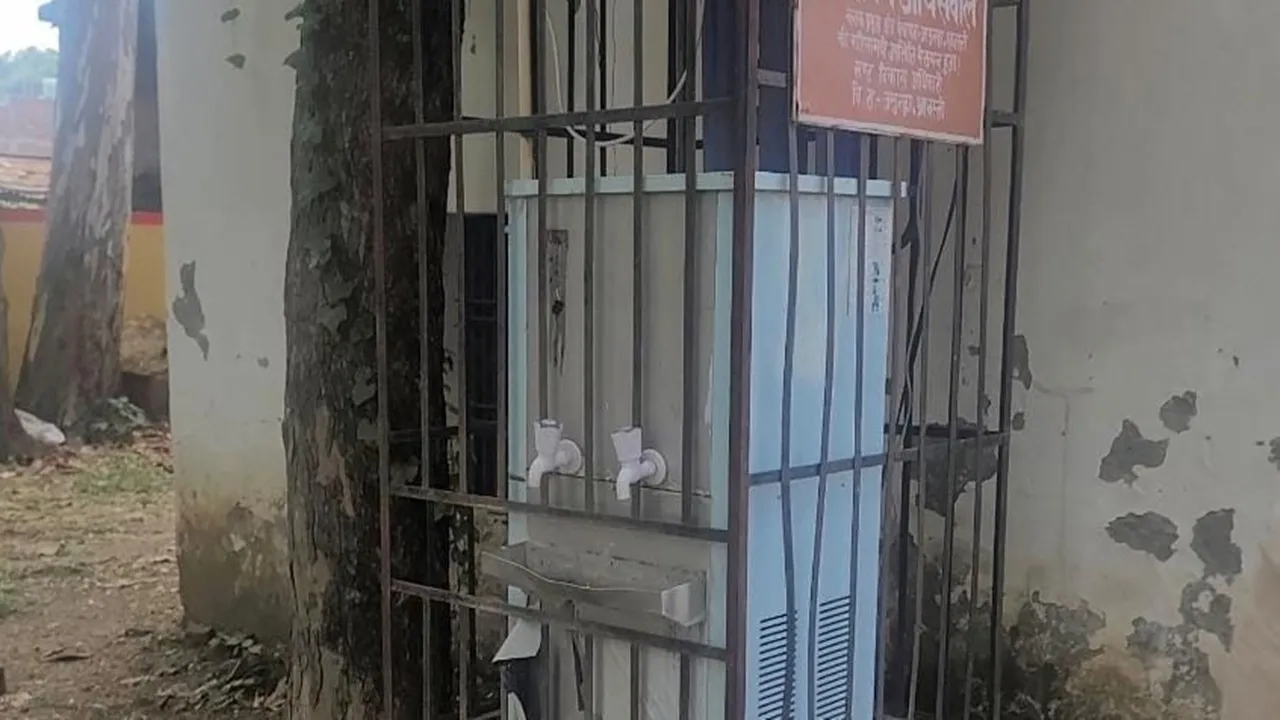 Shravasti News : श्रावस्ती में ‘शोपीस’ बना आरओ! ब्लॉक पहुंचे फरियादी पानी को तरसे, जगह-जगह कूड़े के ढेर ने खोली व्यवस्था की पोल
