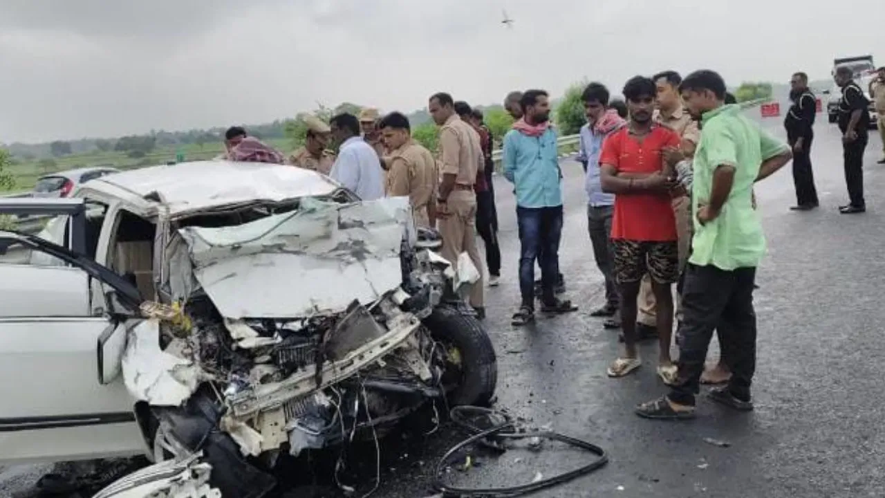 Auraiya News:  बुंदेलखंड एक्सप्रेसवे पर भीषण हादसा, ट्रक में घुसी तेज रफ्तार कार; 2 की मौत, 3 गंभीर घायल