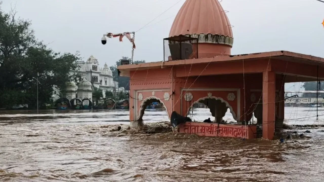 मंदाकिनी का रौद्र रूप: चित्रकूट का रामघाट डूबा, 90 साल में सबसे भीषण बाढ़; दुकानें और कई आश्रम जलमग्न