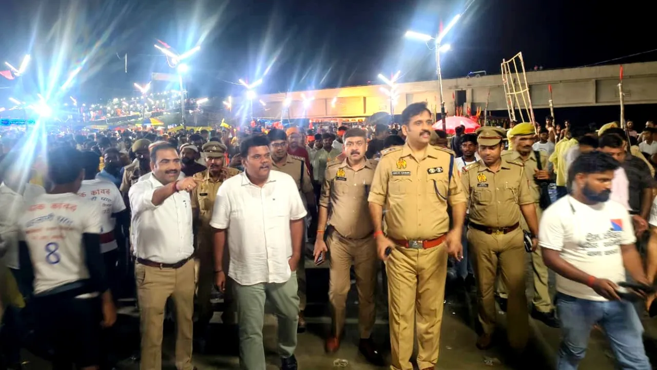 कांवरियों पर बरसे फूल, गूंजे ‘हर-हर महादेव’ के जयकारे; सीतापुर में डीएम-एसपी ने किया भव्य स्वागत