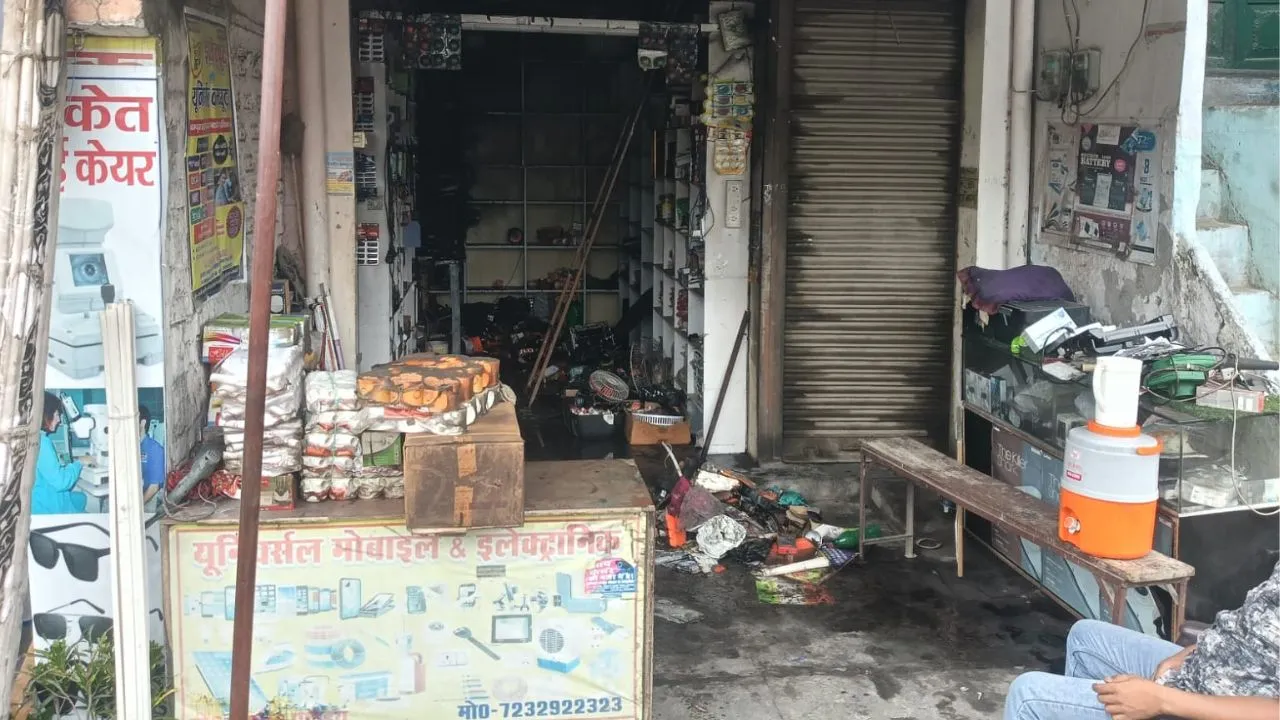 Barabanki News:  हैदरगढ़ में मोबाइल-कंप्यूटर की दुकान में लगी आग, 9 लाख का सामान जलकर राख