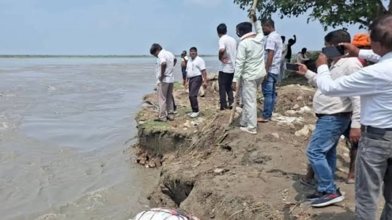 नेपाल में बारिश से उफान पर गंडक नदी, कुशीनगर के गांव में कटान और बांध पर बढ़ा खतरा  