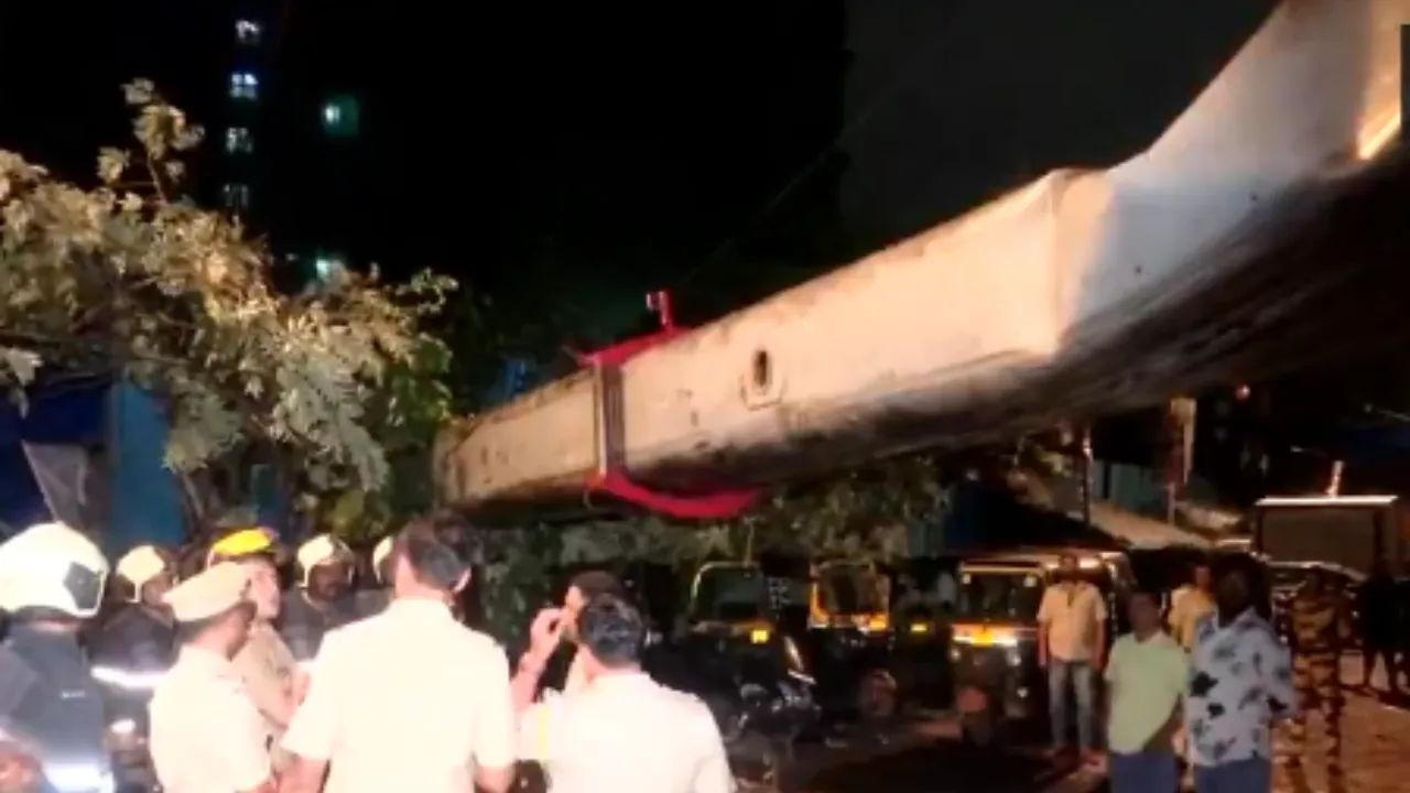 मुंबई के कुर्ला में बड़ा हादसा: रेलवे की बिजली लाइन पर गिरी क्रेन, 6 घायल; कई मकान क्षतिग्रस्त