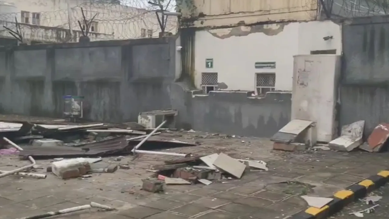  मलबे में बदला इलाका, टूटी रेलिंग और गेट के टुकड़े बिखरे, पाकिस्तानी दूतावास पर भारत का एक्शन, जानें क्या है मामला 