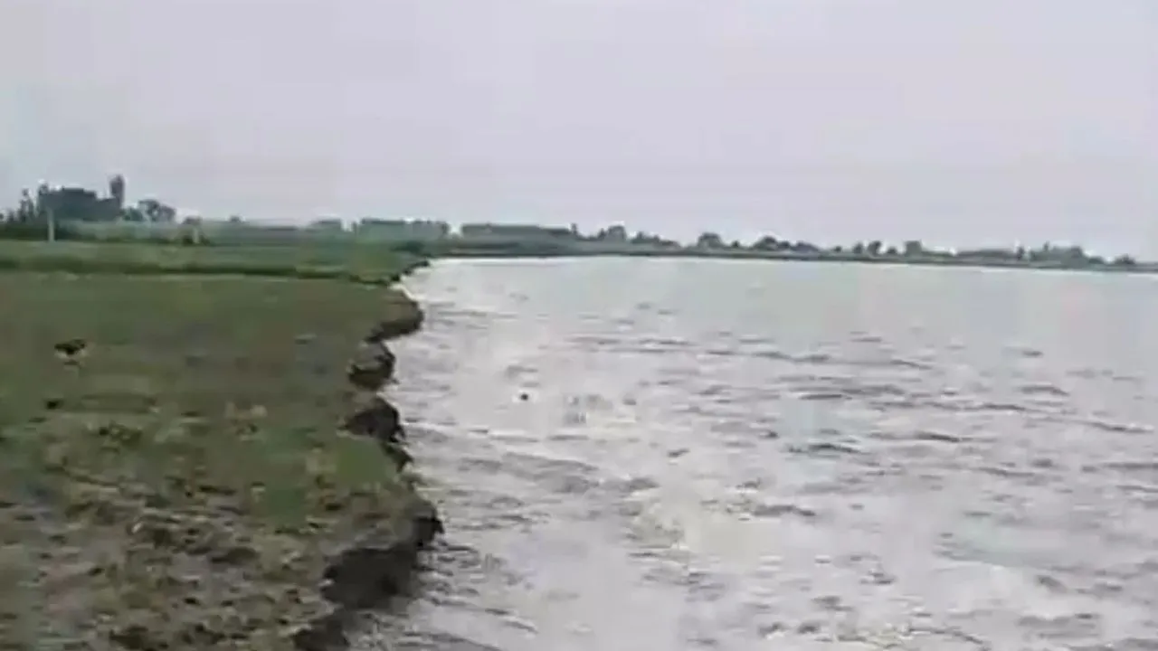Budaun News :  गंगा की कटान से तटवर्ती गांवों में दहशत, बाढ़ के बीच एक लाख क्यूसेक से ज्यादा पानी
