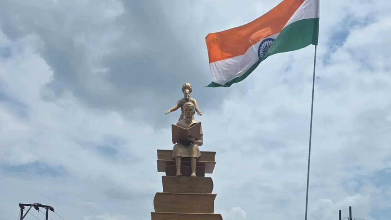 स्वतंत्रता दिवस पर बलरामपुर को मिली बेटियों के सम्मान की नई पहचान, फुलवरिया बाईपास पर ‘बेटी बचाओ, बेटी पढ़ाओ’ स्टैच्यू का लोकार्पण