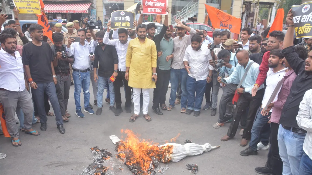 लखनऊ में गरजे छात्र! JPSC-JSSC में पेपर लीक और भ्रष्टाचार के खिलाफ ABVP का जोरदार प्रदर्शन