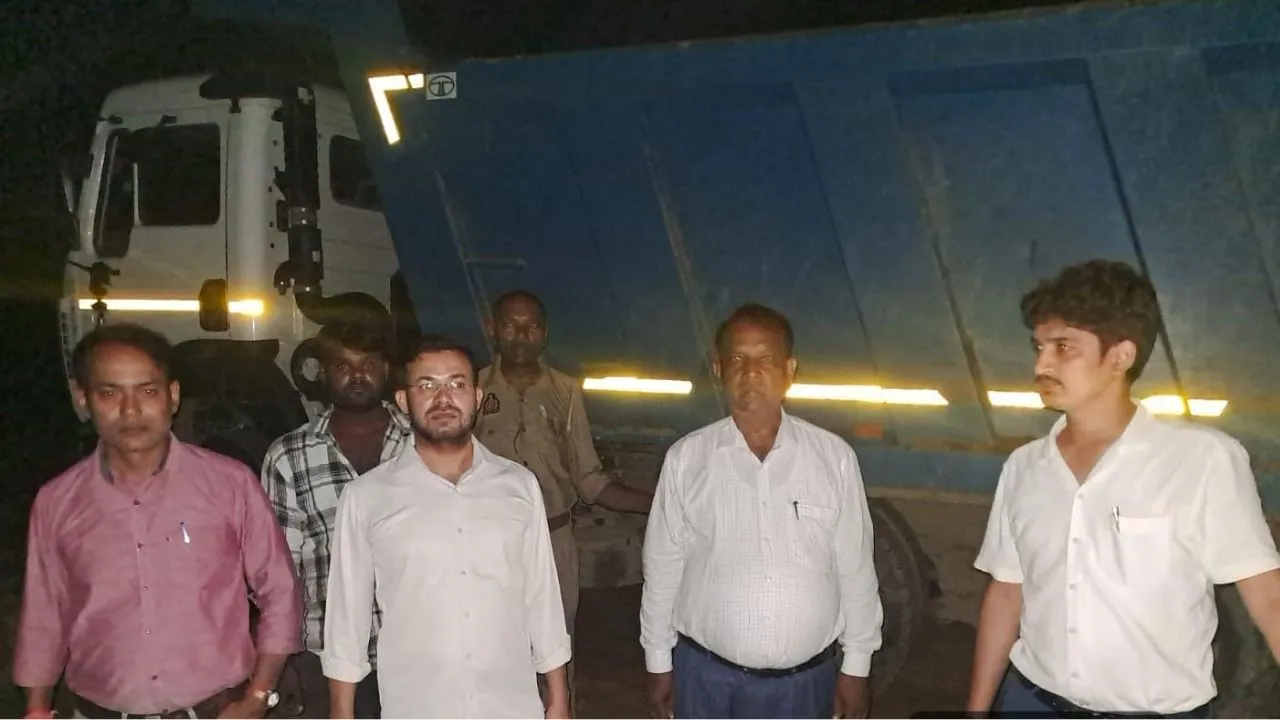 Raebareli News:  आधी रात अवैध खनन पर प्रशासन की बड़ी कार्रवाई, 2 जेसीबी और 5 डंपर जब्त