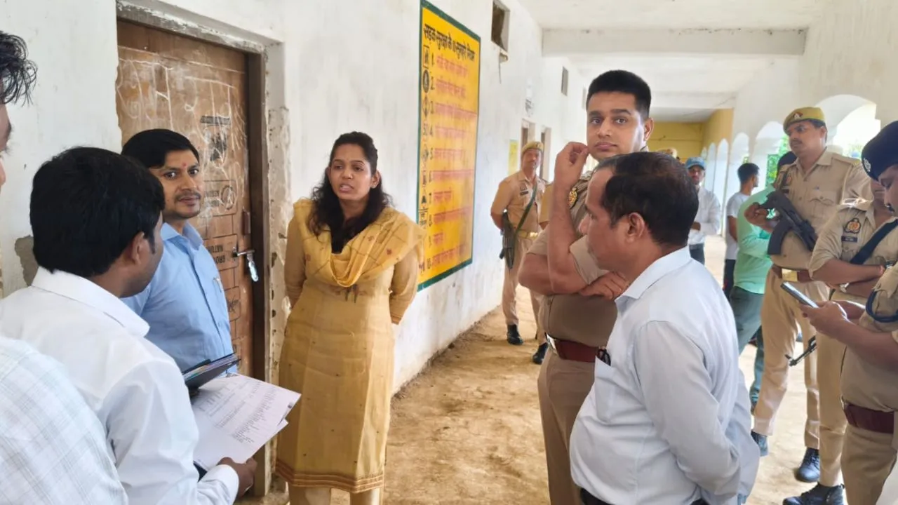 Shravasti News: बाढ़ को लेकर प्रशासन अलर्ट, डीएम-एसपी ने शरणालय का किया निरीक्षण; भोजन से दवा तक पुख्ता इंतजाम