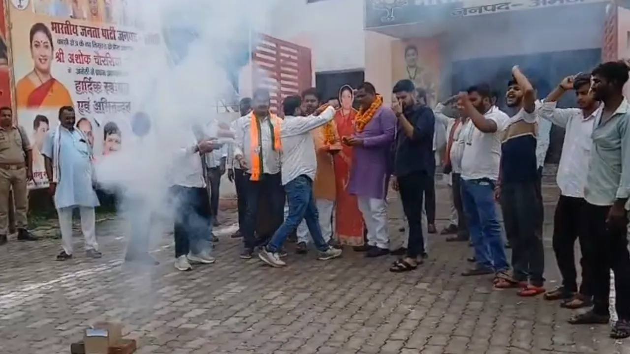 अमेठी में फिर गूंजा ‘स्मृति-स्मृति’! नई जिम्मेदारी मिलते ही BJP कार्यकर्ताओं ने फोड़े पटाखे, बांटे लड्डू
