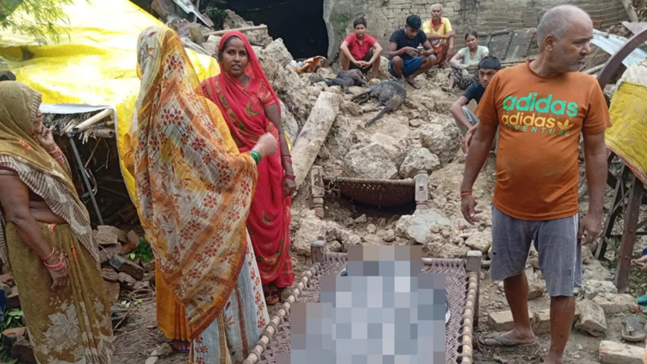 बारिश बनी काल! कच्चा मकान भरभराकर गिरा, मलबे में दबकर वृद्ध महिला की मौत; दो बकरियों ने भी तोड़ा दम