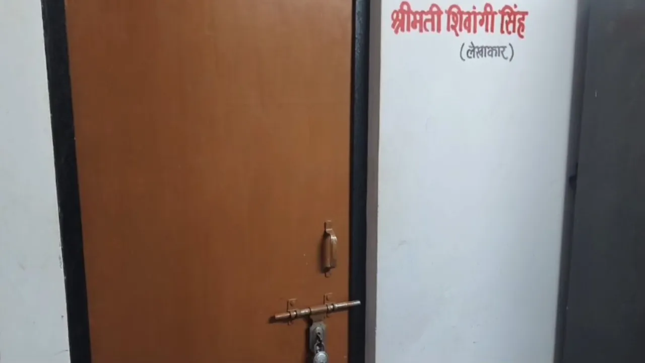 Shravasti ARTO Office: 10:30 बजे तक अधिकारी नदारद? वीडियो वायरल, कार्यालय के बाहर इंतजार करते दिखे लोग