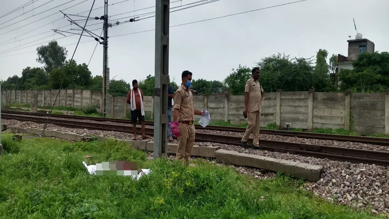 Auraiya News: चलती ट्रेन के पायदान पर बैठना पड़ा भारी, संतुलन बिगड़ा तो गई 23 वर्षीय युवक की जान