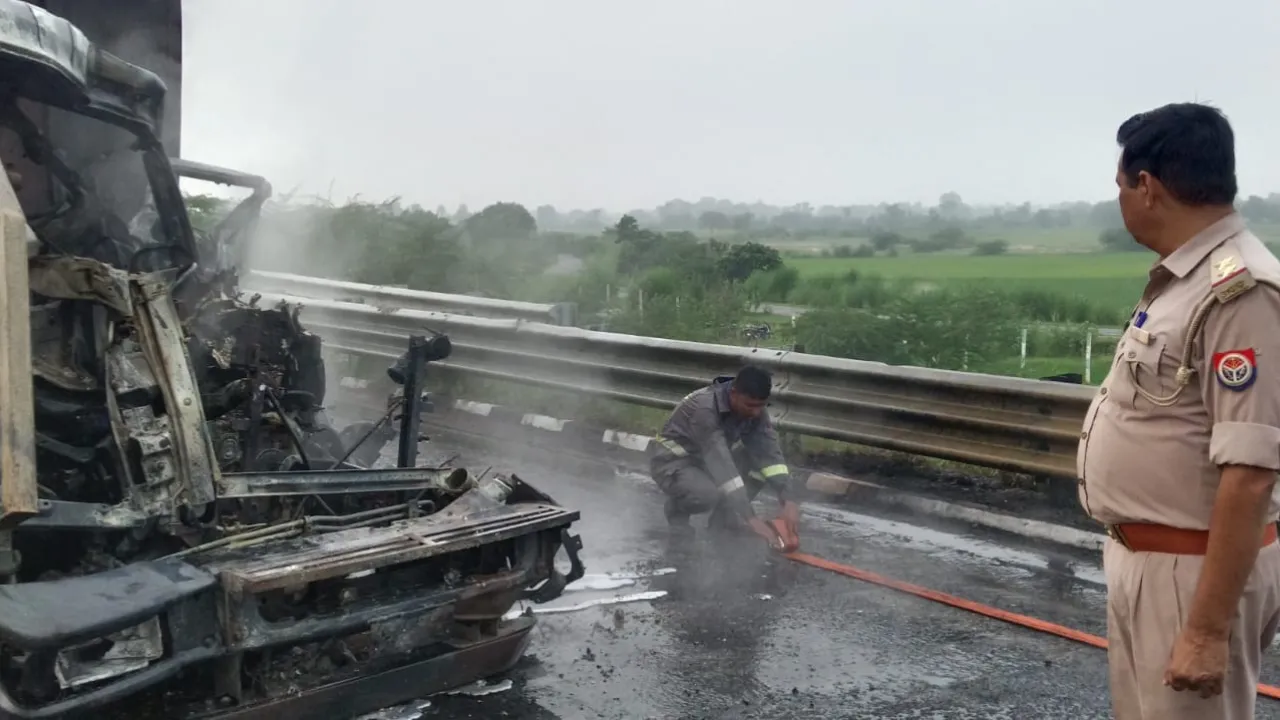 Auraiya News: बुंदेलखंड एक्सप्रेसवे पर भीषण हादसा, ट्रक से टकराकर डंपर में लगी आग; चालक झुलसा