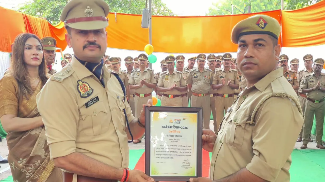 Auraiya police personnel honored on the 80th Independence Day (1)