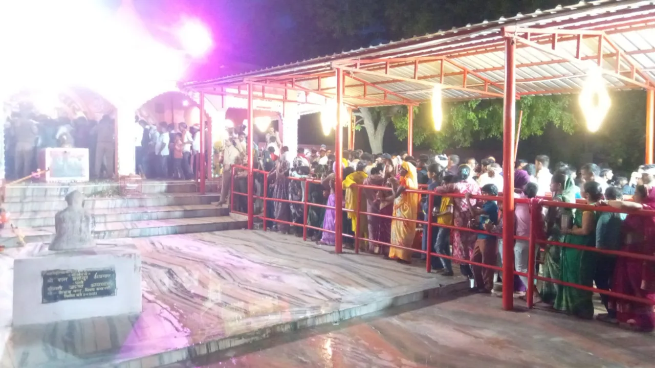 Sawan Somwar 2026: सावन के पहले सोमवार को बाबा विभूतिनाथ मंदिर में उमड़ा आस्था का सैलाब, ‘हर-हर महादेव’ से गूंजा परिसर