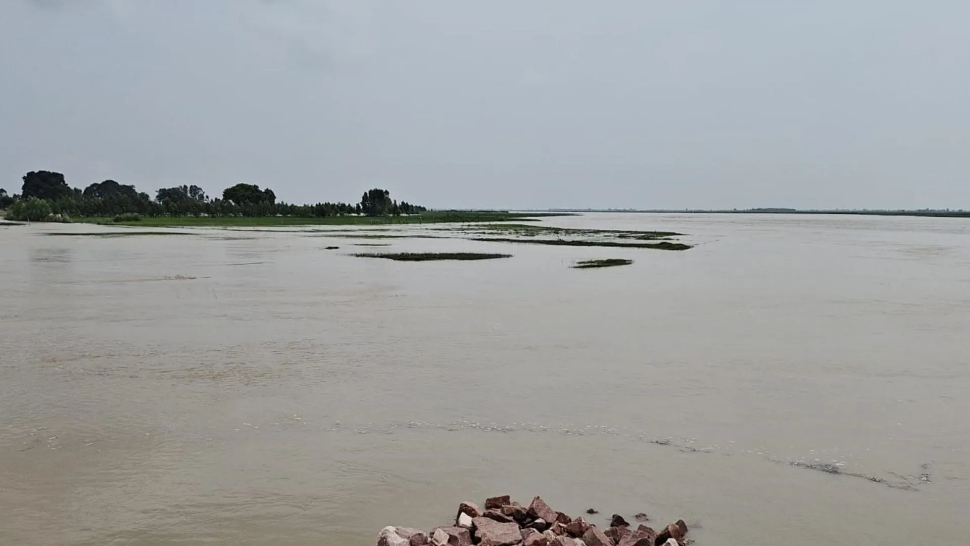 Badaun News : बदायूं में गंगा के रौद्र रूप से सहमे ग्रामीण, 62 बीघा से ज्यादा जमीन नदी में समाई, खुद तोड़ने लगे मकान 