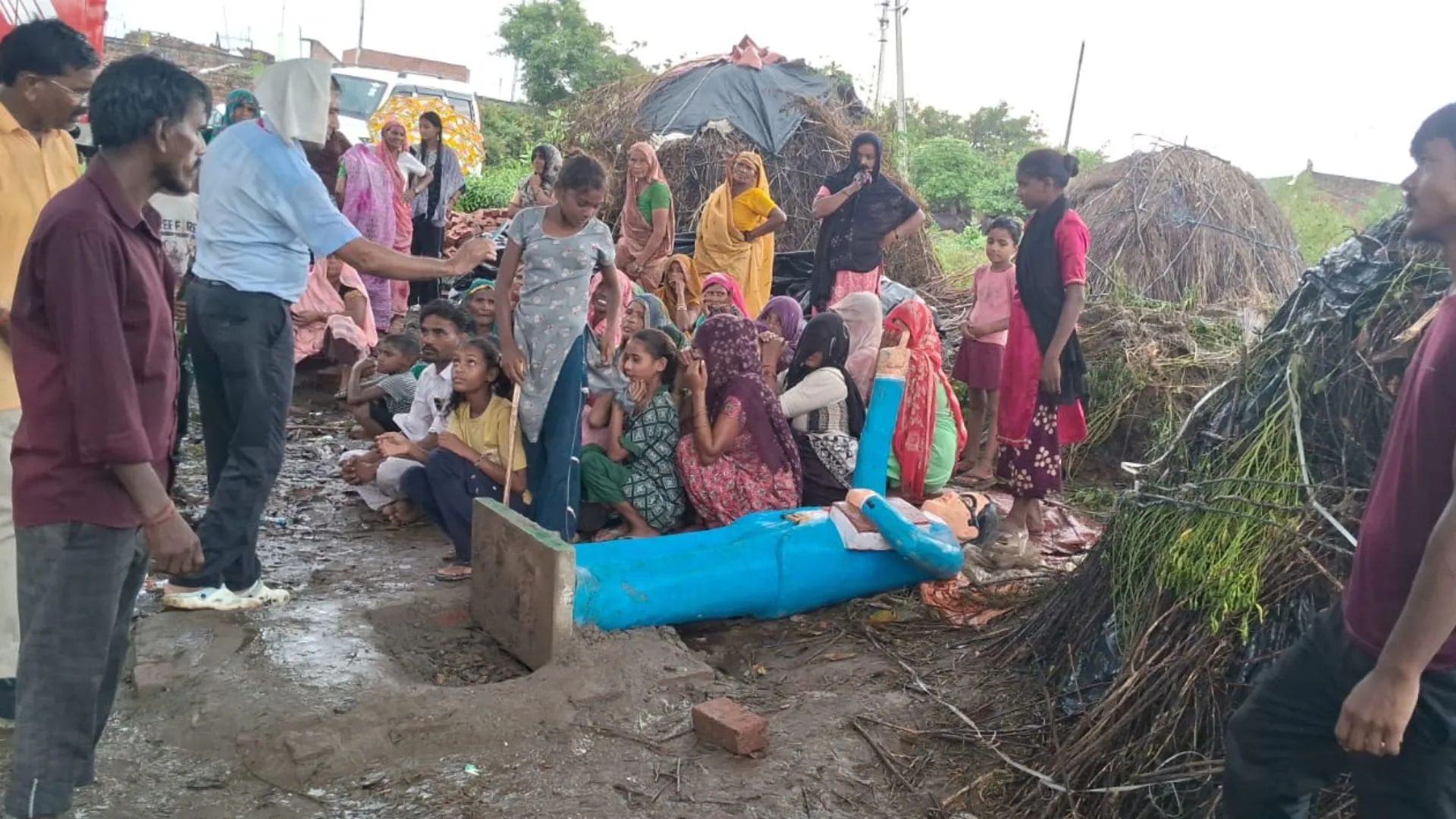 Badaun News : बदायूं में आंबेडकर प्रतिमा को लेकर बवाल, दिनभर तनातनी के बाद पथराव 