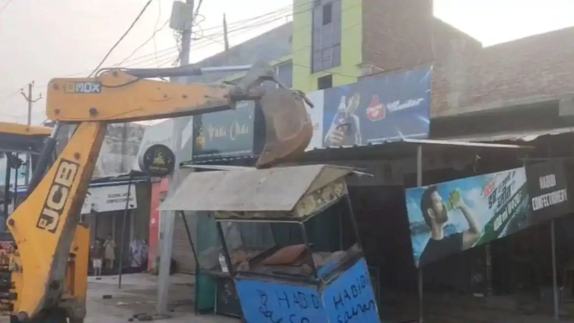 Bareilly News : बहेड़ी में बिरयानी बेचने पर बड़ा बखेड़ा, रेस्टोरेंट पर चला बुलडोजर 