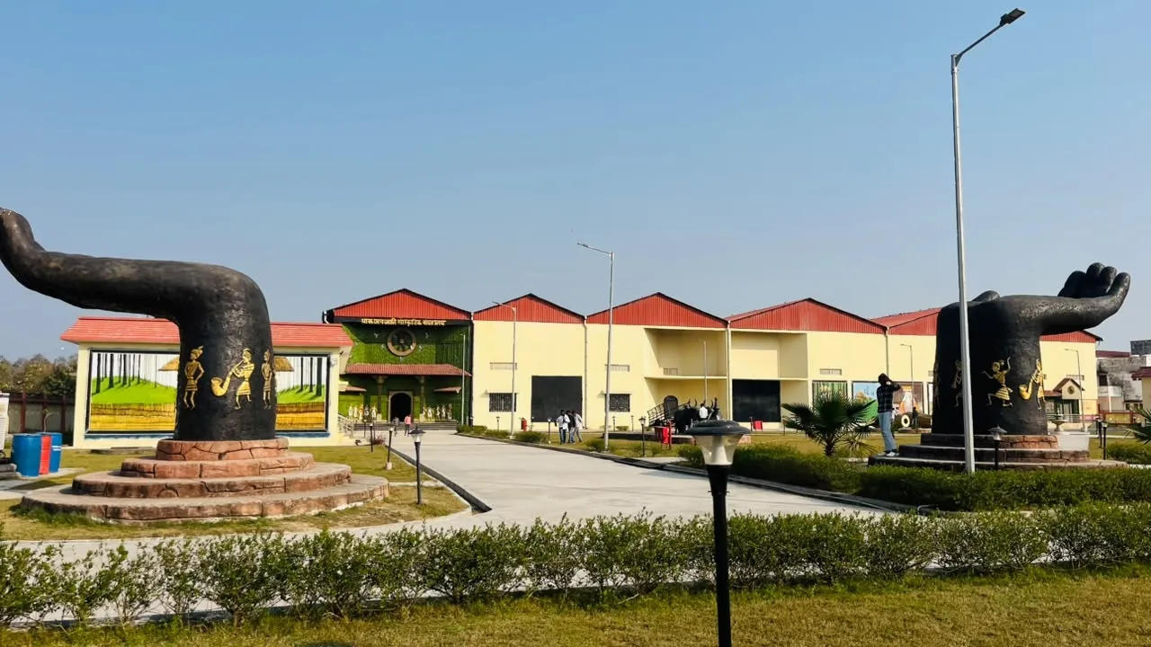 Balrampur Tourism : बलरामपुर की थारू संस्कृति का डंका, अंतरराष्ट्रीय पर्यटन पुरस्कार की दौड़ में इमलिया कोडर!