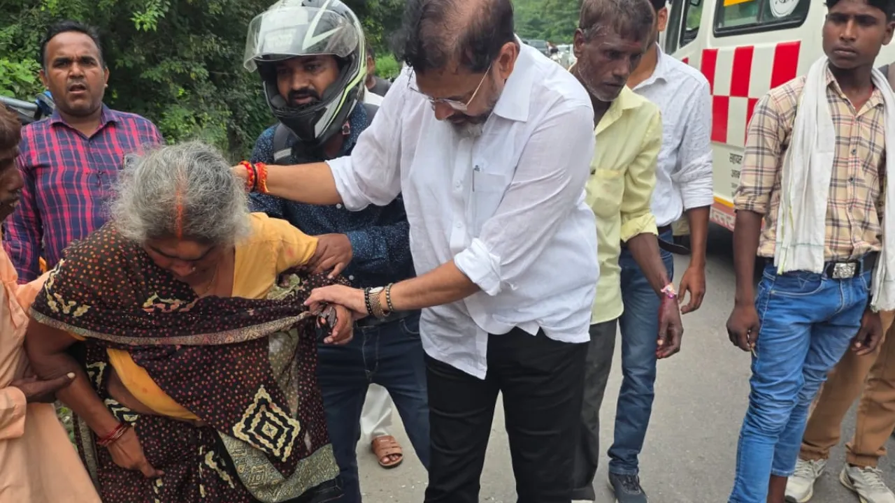 महादेवा से लौट रहे सीएमओ ने दिखाई मानवता, सड़क हादसे में घायल पांच यात्रियों की बचाई जान