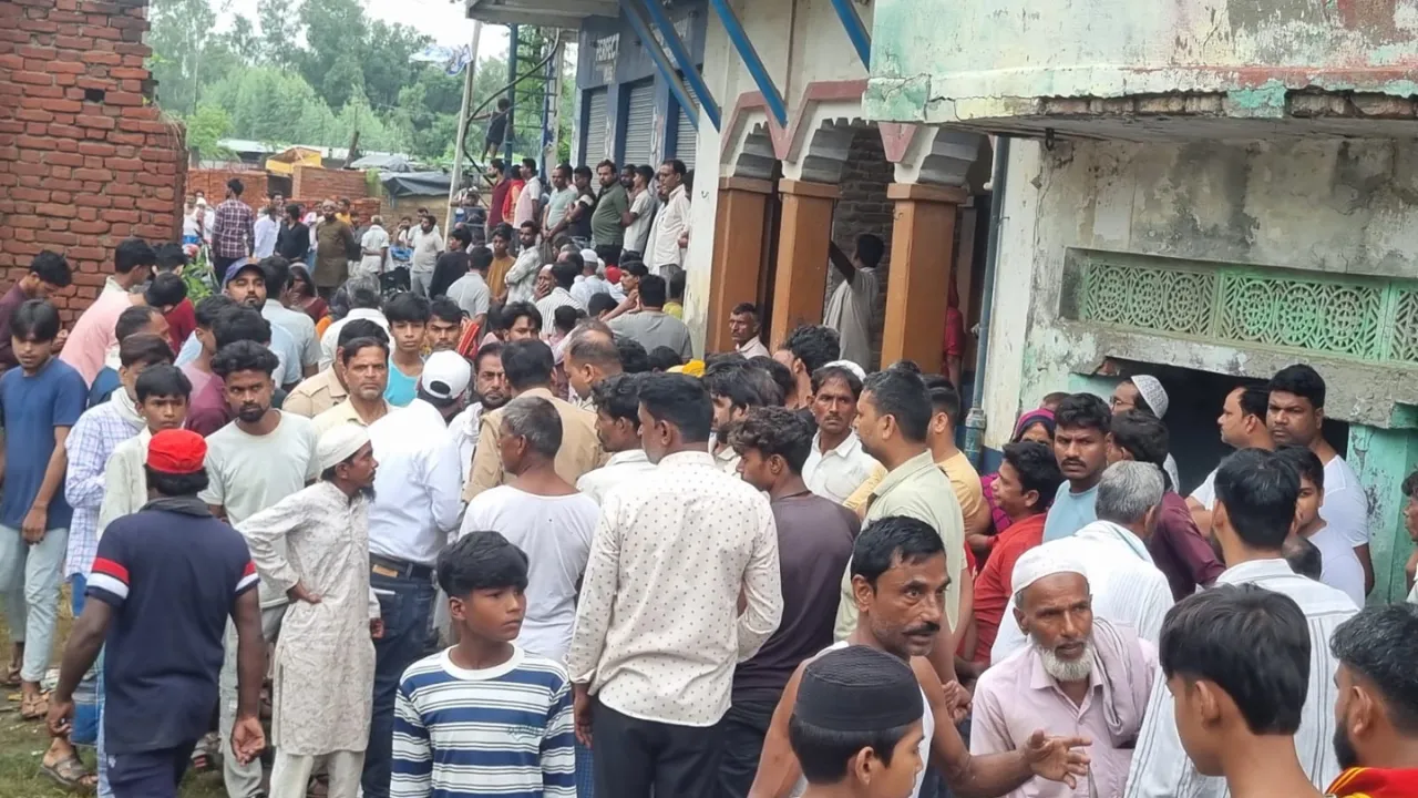 Barabanki News: स्कूल जा रहे दो मासूमों पर गिरी जर्जर दीवार, दोनों की मौत; तीन बच्चे गंभीर