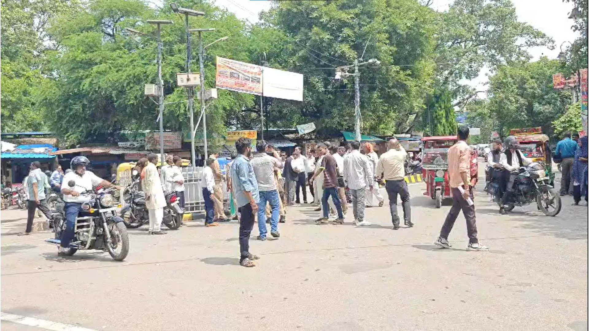 Bareilly News : कलेक्ट्रेट गेट के बाहर फिर एक दंपती ने की आत्मदाह की कोशिश, पुलिस ने बचाया 