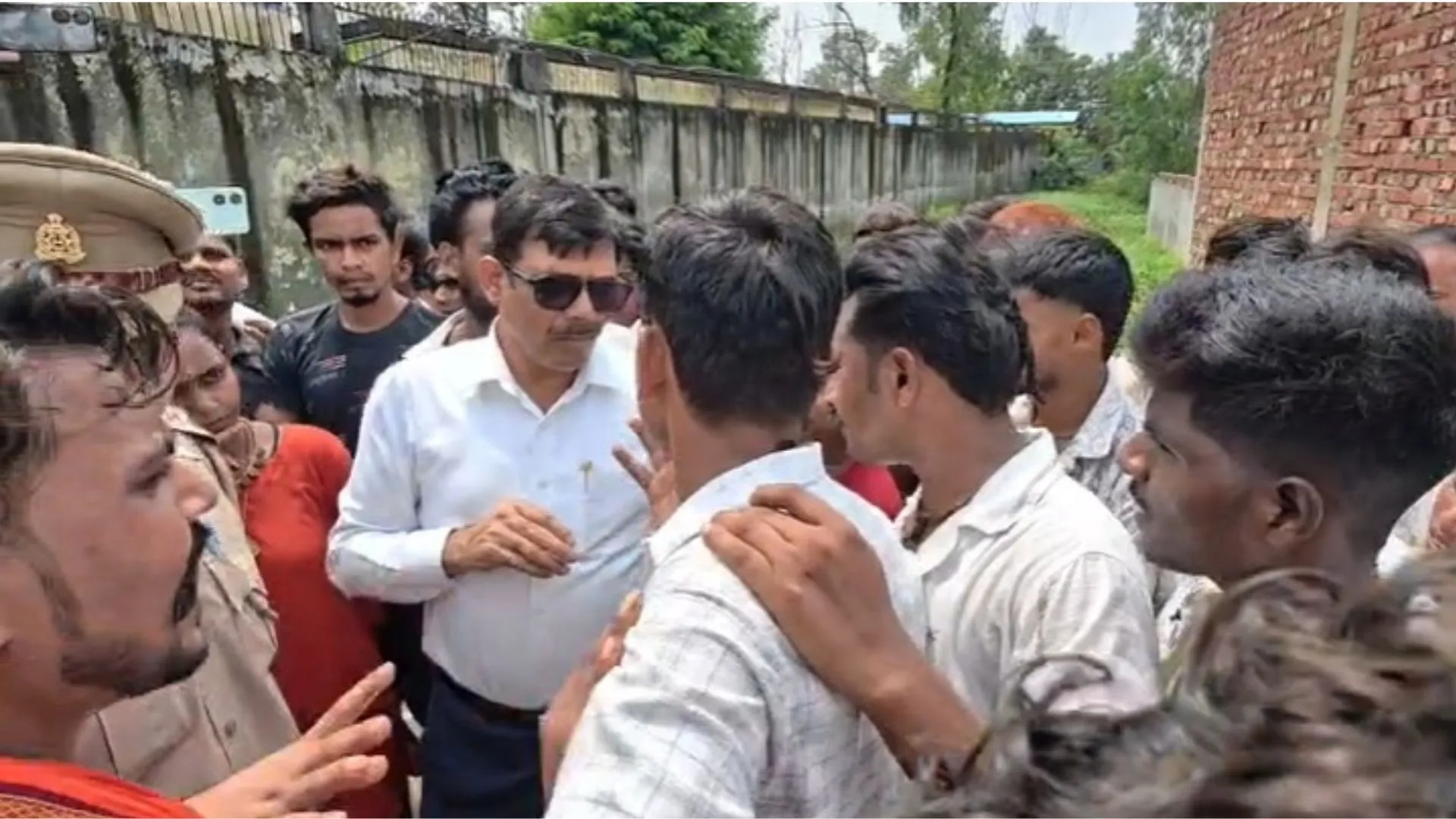 Bareilly News : बरेली के कान्हा उपवन में गौवंशीय पशुओं की मौत, विरोध में सड़क पर उतरे हिंदू संगठन 