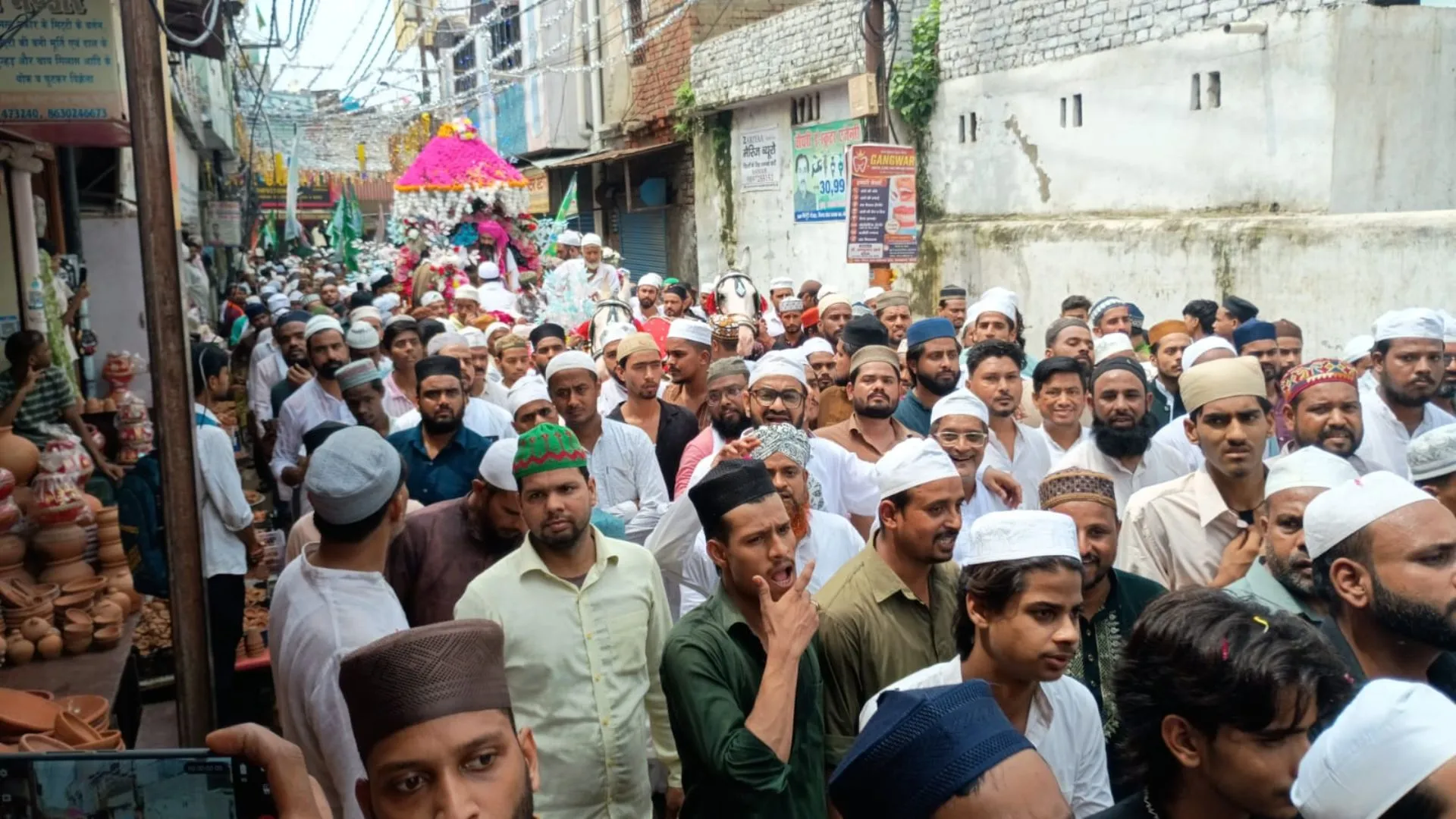 Bareilly News : दरगाह शाह शराफत मियां से निकला जुलूस-ए-मुहम्मदी, जोरदार इस्तकबाल 