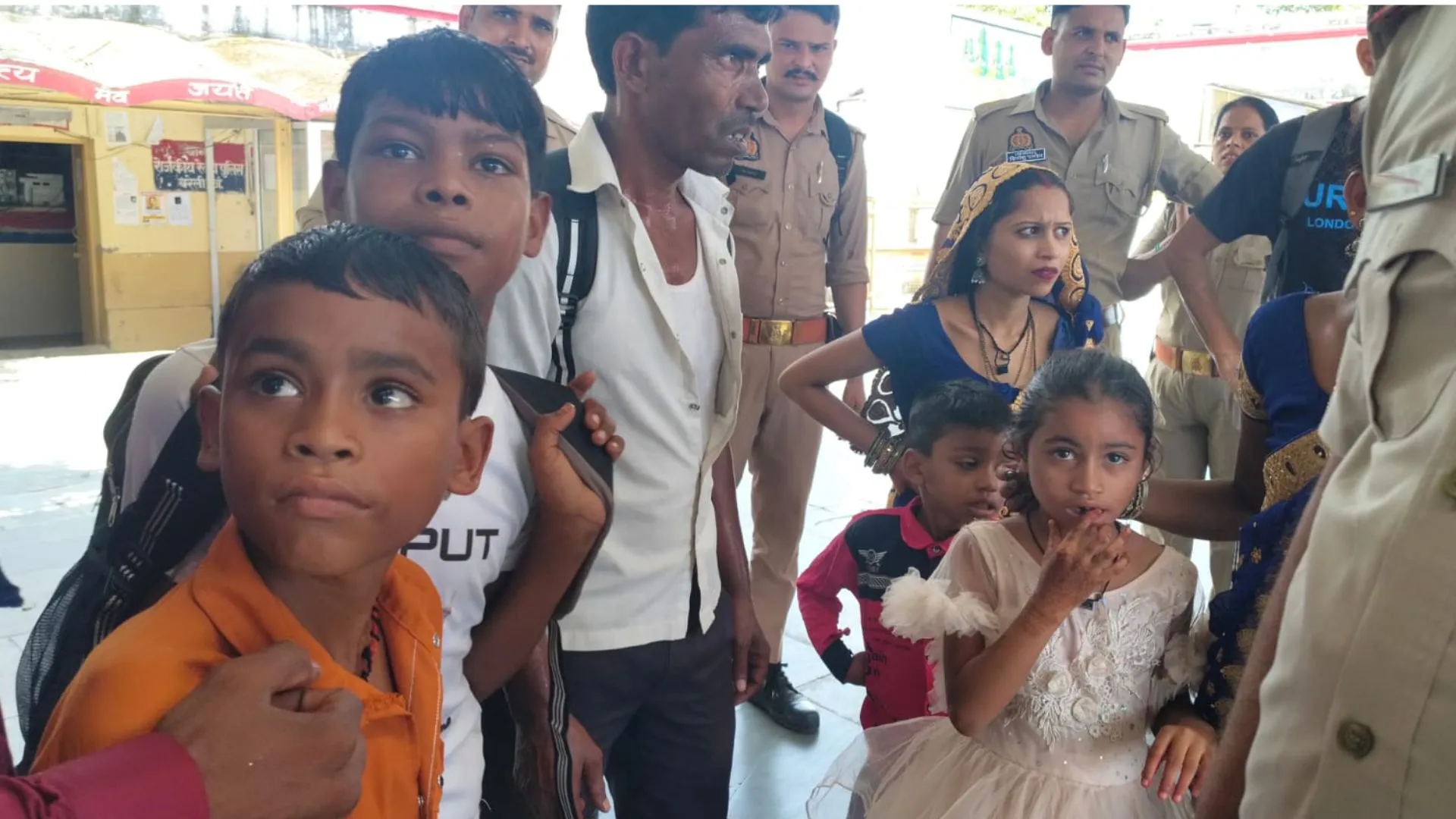 Bareilly News : बरेली में प्लेटफॉर्म पर रह गए माता-पिता तो चलती ट्रेन से कूद पड़े बच्चे 