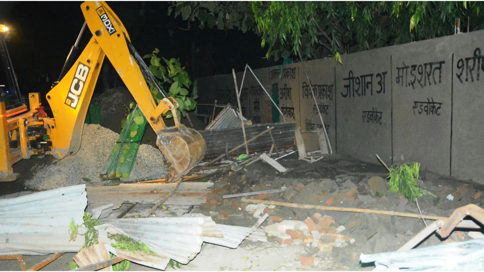 Bareilly News : बरेली में अधिवक्ताओं के केबिन पर देर रात गरजा निगम का बुलडोजर