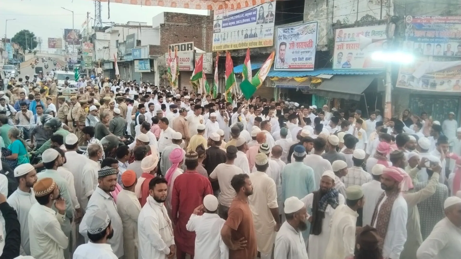 Bareilly News : दरगाह आला हजरत के प्रमुख मौलाना सुब्हानी मियां ने परचमे रिसालत सौंपकर रवाना किया जुलूस-ए-मुहम्मदी 