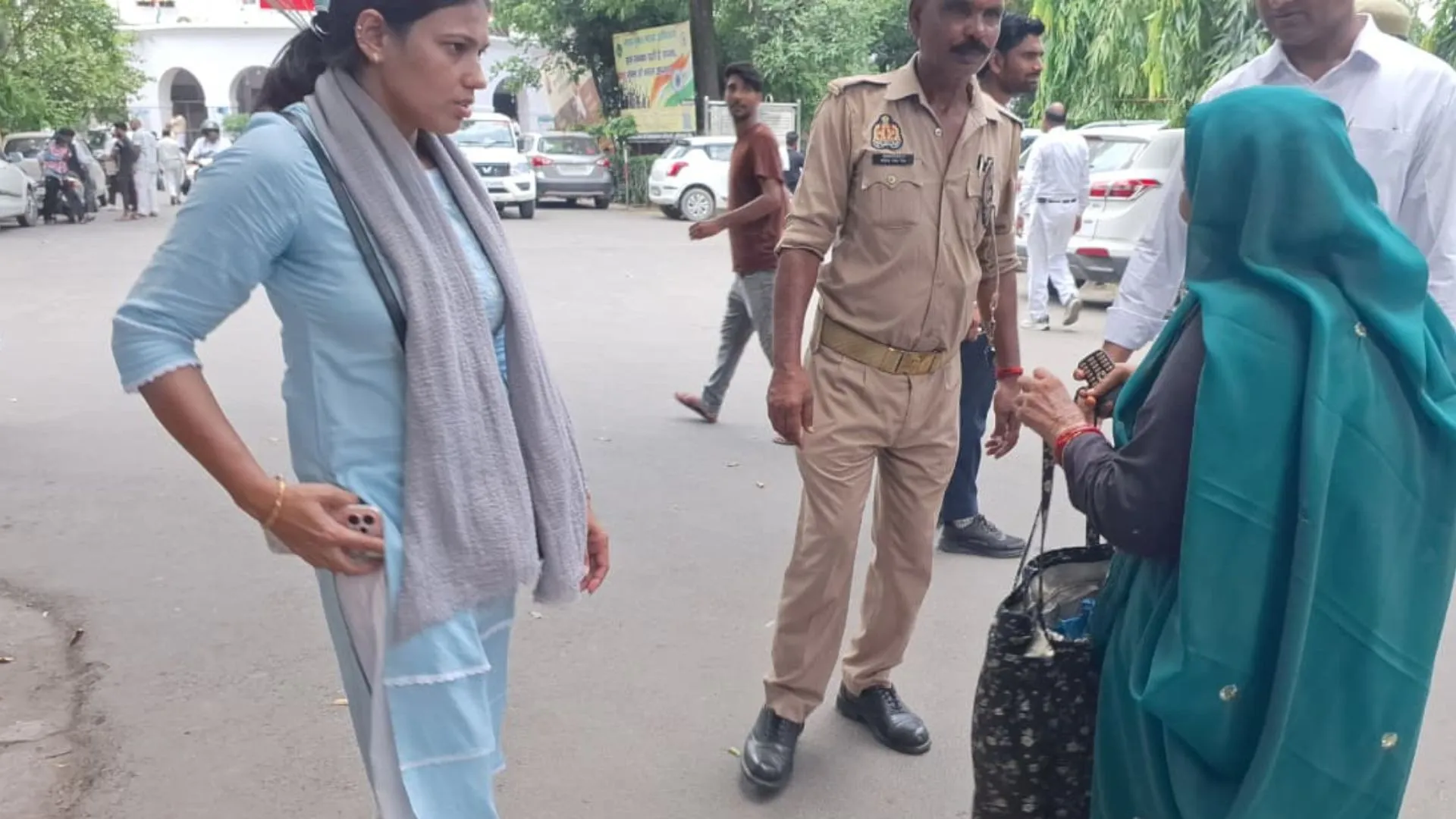 Bareilly News : कलेक्ट्रेट पहुंचने वाले फरियादियों के थैला-बैग और बोतलें क्यों चेक रहे सुरक्षाकर्मी! 