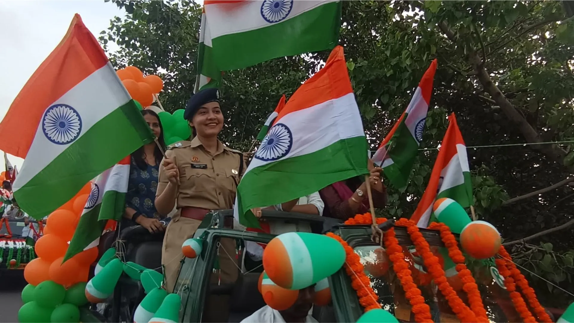 Bareilly News : बरेली में अफसरों ने तिरंगा यात्रा के जरिये शहरवासियों में भरा स्वतंत्रता दिवस का जोश 