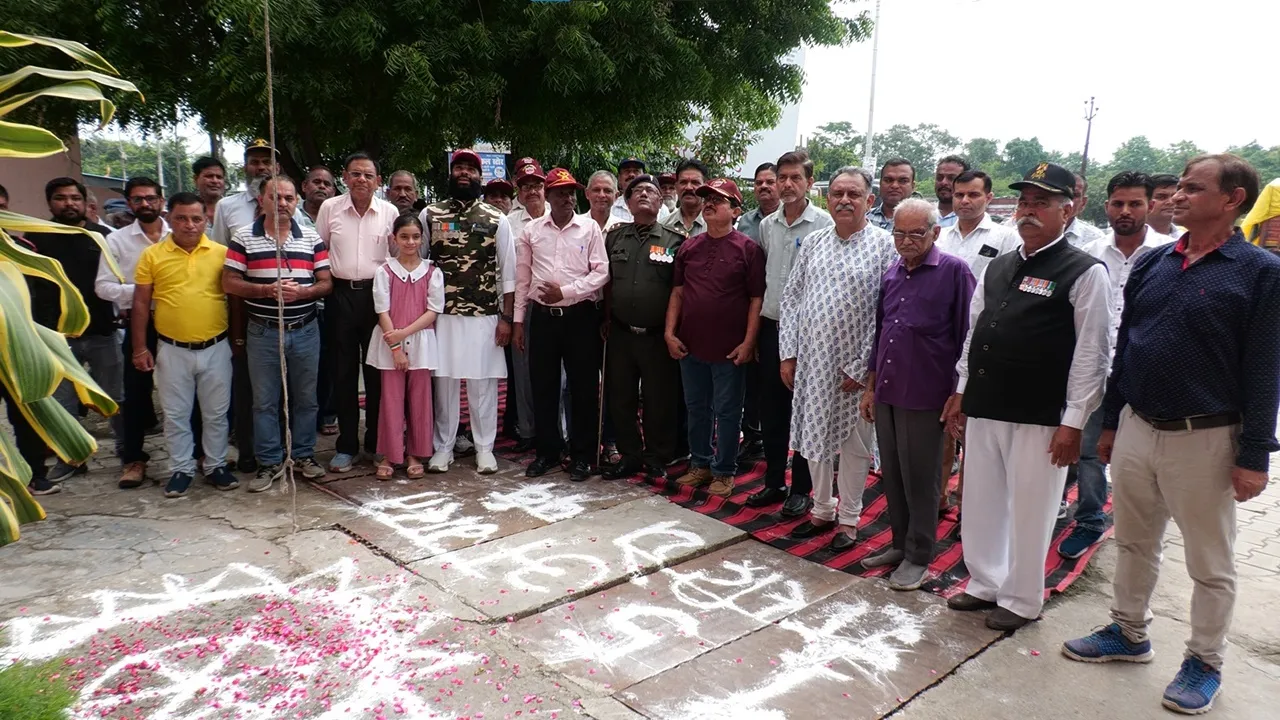 Independence Day 2026 : अमृत विचार के कार्यालयों में शान से लहराया तिरंगा, वीर सेनानियों को किया नमन