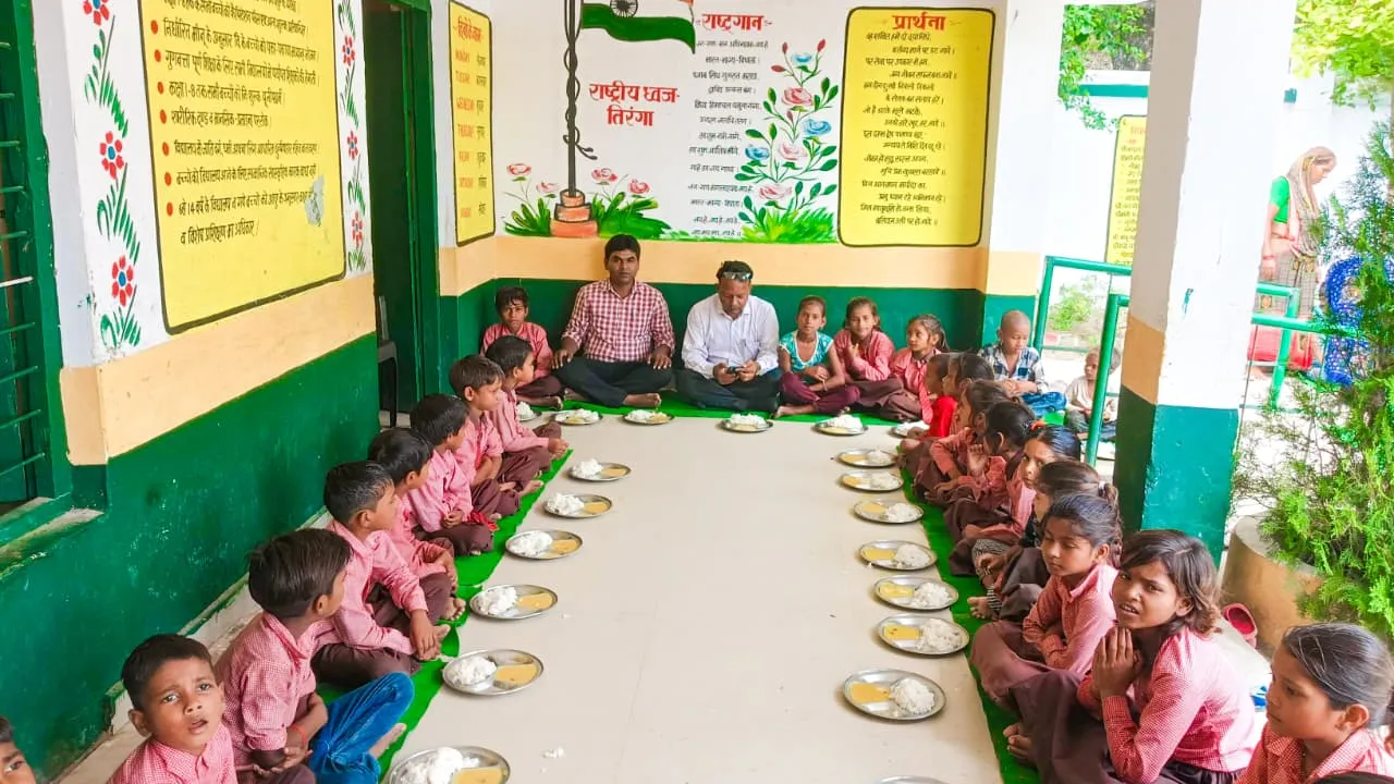 Mid Day Meal Inspection: बच्चों के साथ कतार में बैठकर BEO ने खाया मिड-डे मील, स्कूल की व्यवस्थाओं का लिया जायजा     