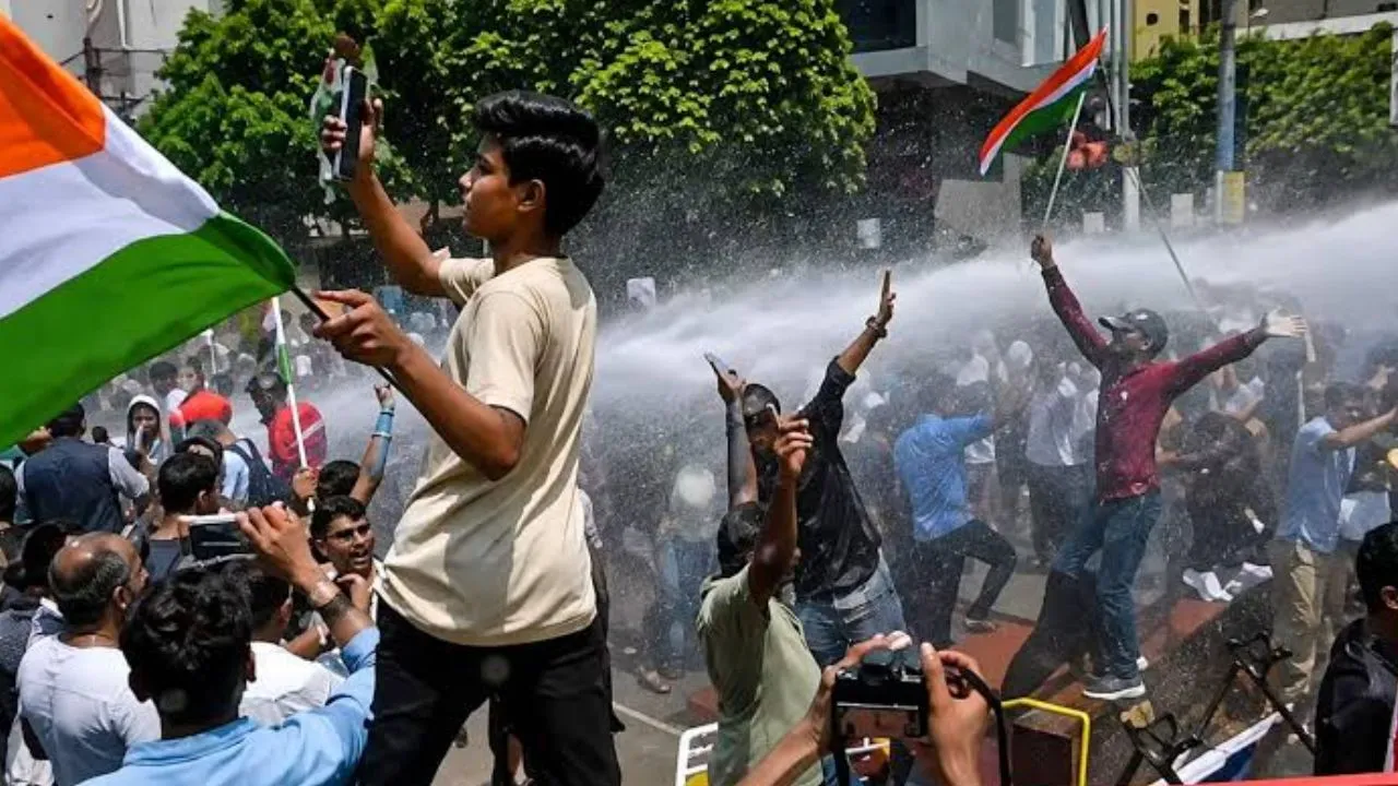 Bihar student protests : 70वीं BPSC को लेकर छात्र आंदोलन और तेज, CM आवास घेराव में तोड़े बैरिकेड; काटा जमकर बवाल 