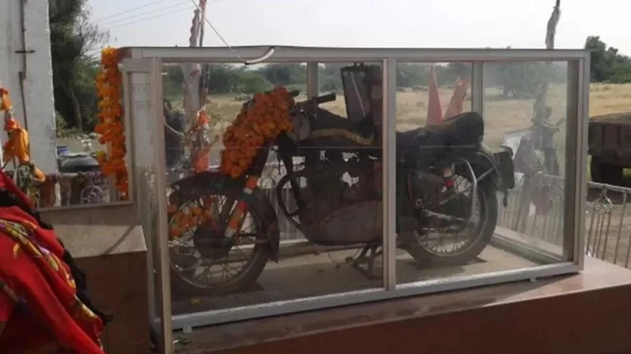 अनोखी परंपरा :  बुलेट बाबा मंदिर, जहां होती है बुलेट बाइक की पूजा