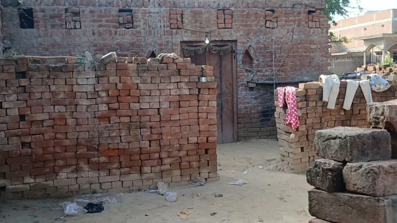  Raebareli News:  पति के साथ मिलकर प्रेमी को महिला ने घर में दफनाया, दुर्गध के बाद पूरे मामले का खुलासा