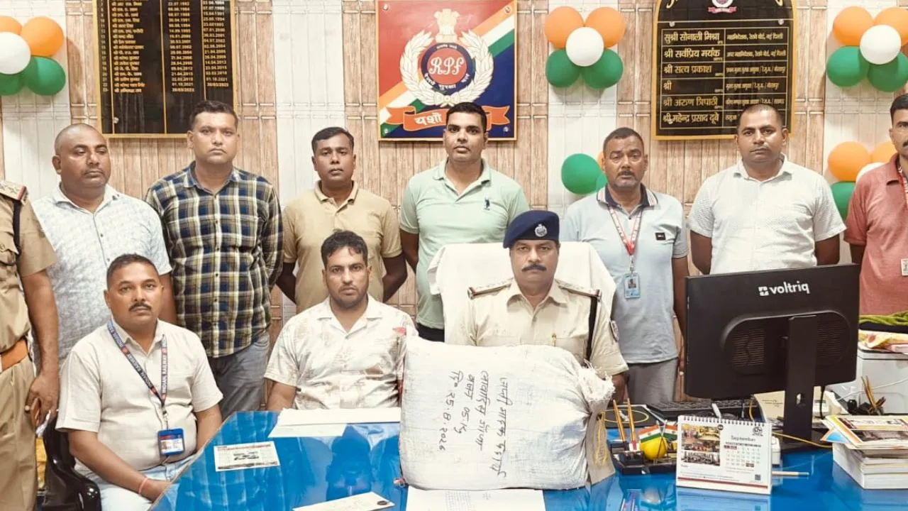 Gonda News :  ट्रेन के जनरल कोच से 5 लाख का गांजा बरामद, चेकिंग के दौरान नारकोटिक्स टीम की बड़ी कार्रवाई