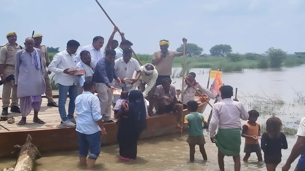 Barabanki Flood News : तेजी से बढ़कर ठहरी सरयू नदी, बाढ़ प्रभावित गांवों में प्रशासन ने बांटे 3000 लंच पैकेट