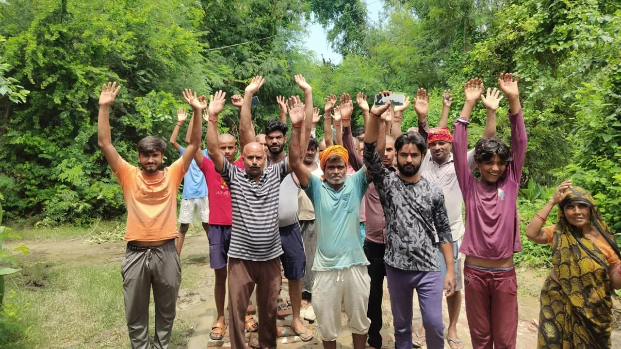 Barabanki News : जर्जर सड़क से नाराज ग्रामीणों का प्रदर्शन, बोले- सड़क नहीं तो वोट नहीं